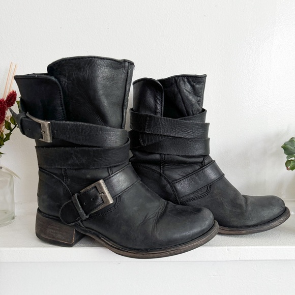 Steve Madden ‘Brewzzer’ Belted Boots - Picture 2 of 9